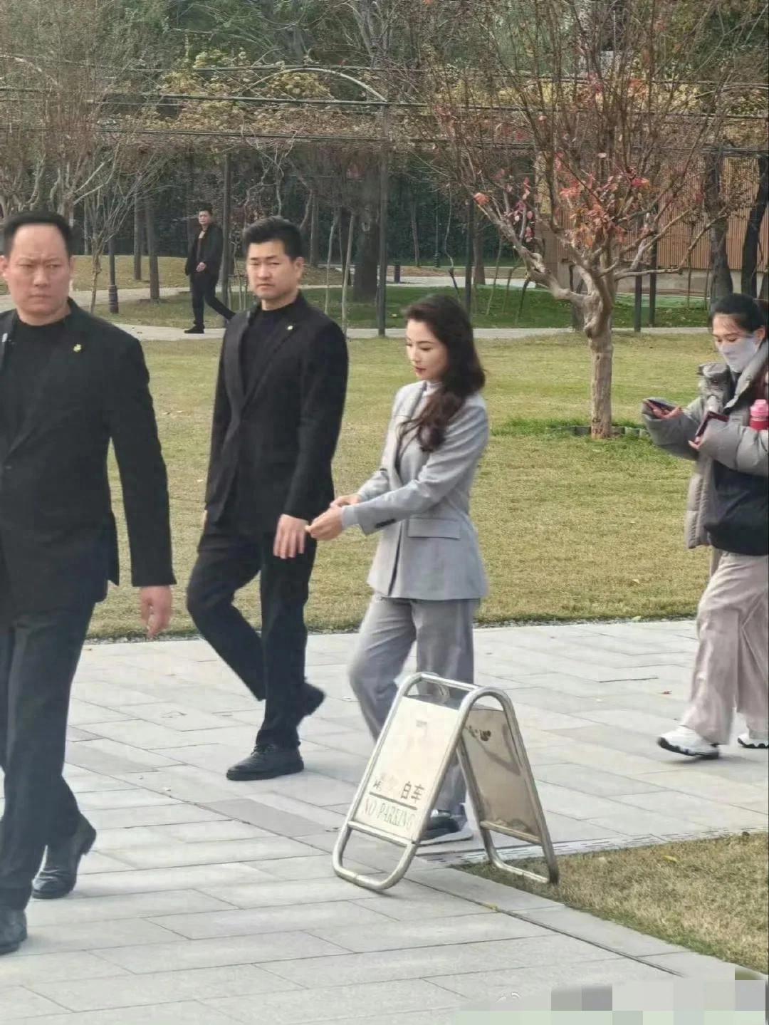 刘涛现身克明面业！一身灰色西装又美又飒，12300元的鞋子太抢眼