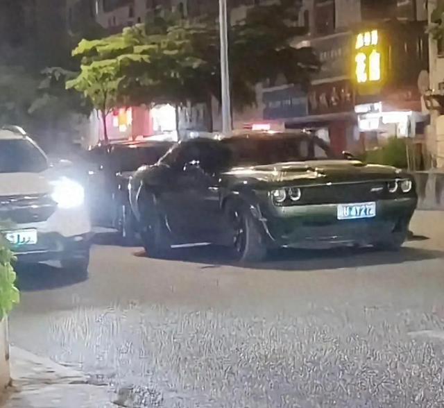 劳斯莱斯被撞，女车主老公穿豹纹裤衩，网友：看品味就不是普通人