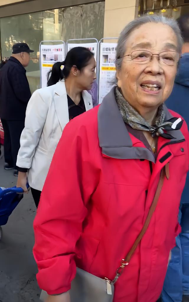 88岁李明启现身菜市场,头发全白走路摇晃,与商贩合影大金链抢眼