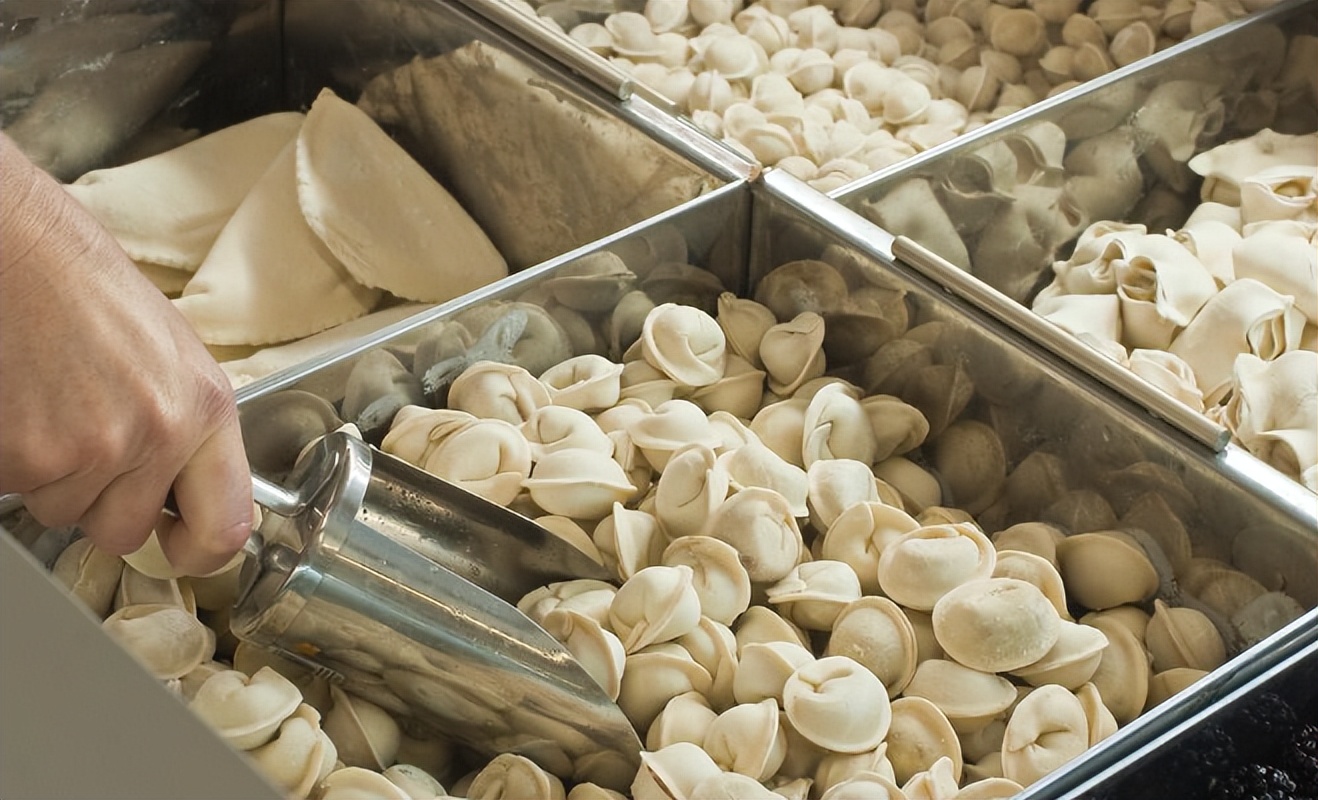 超市里几块钱一袋的冻饺子,能吃吗?听超市员工说完:幸好没买