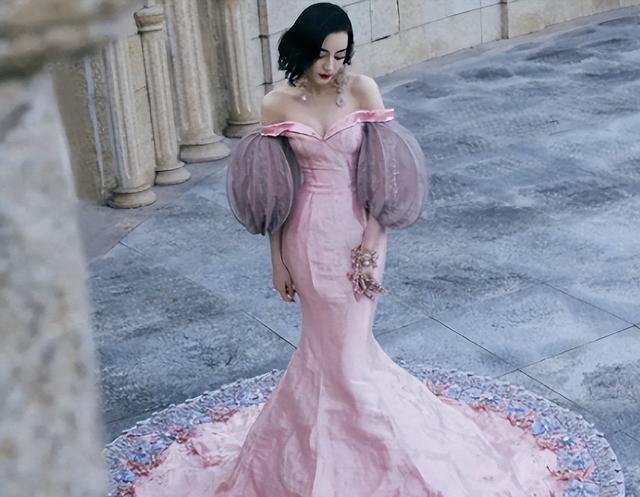 娱乐圈爆大瓜！迪丽热巴国外产子被闪拍，生父疑似暴露，跌落神坛