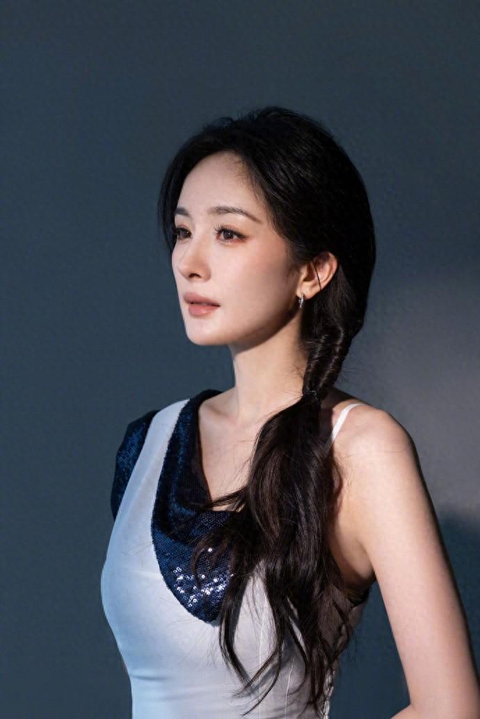 杨幂这一让,彻底暴露了“真实人品”,难怪她会被嘉行“踢出局”