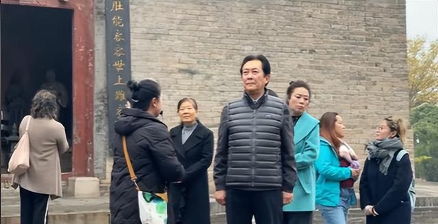 72岁唐国强近照:嘴巴紧闭身材走样,脸部黝黑,老到认不出