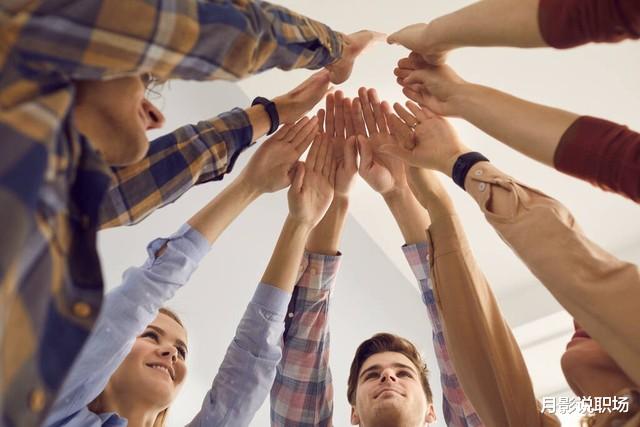 新人职场生存记:入职才4个月刚过百天,老同事却劝我离职,咋办