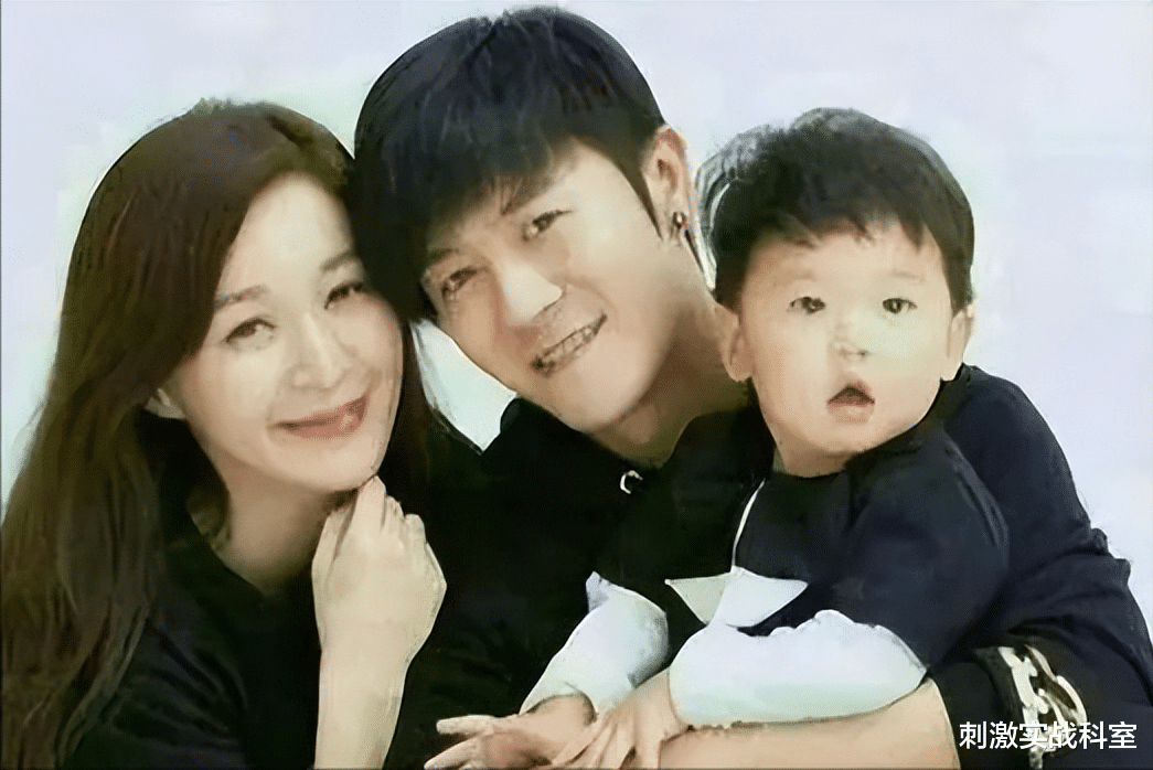 亲妈和干妈全是导演，耗时20年都能没捧红他，却在娶妻改名后爆火