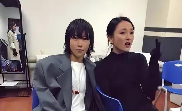 网曝窦靖童在国外结婚,对象是导演李孟桥,两人正在合作新戏