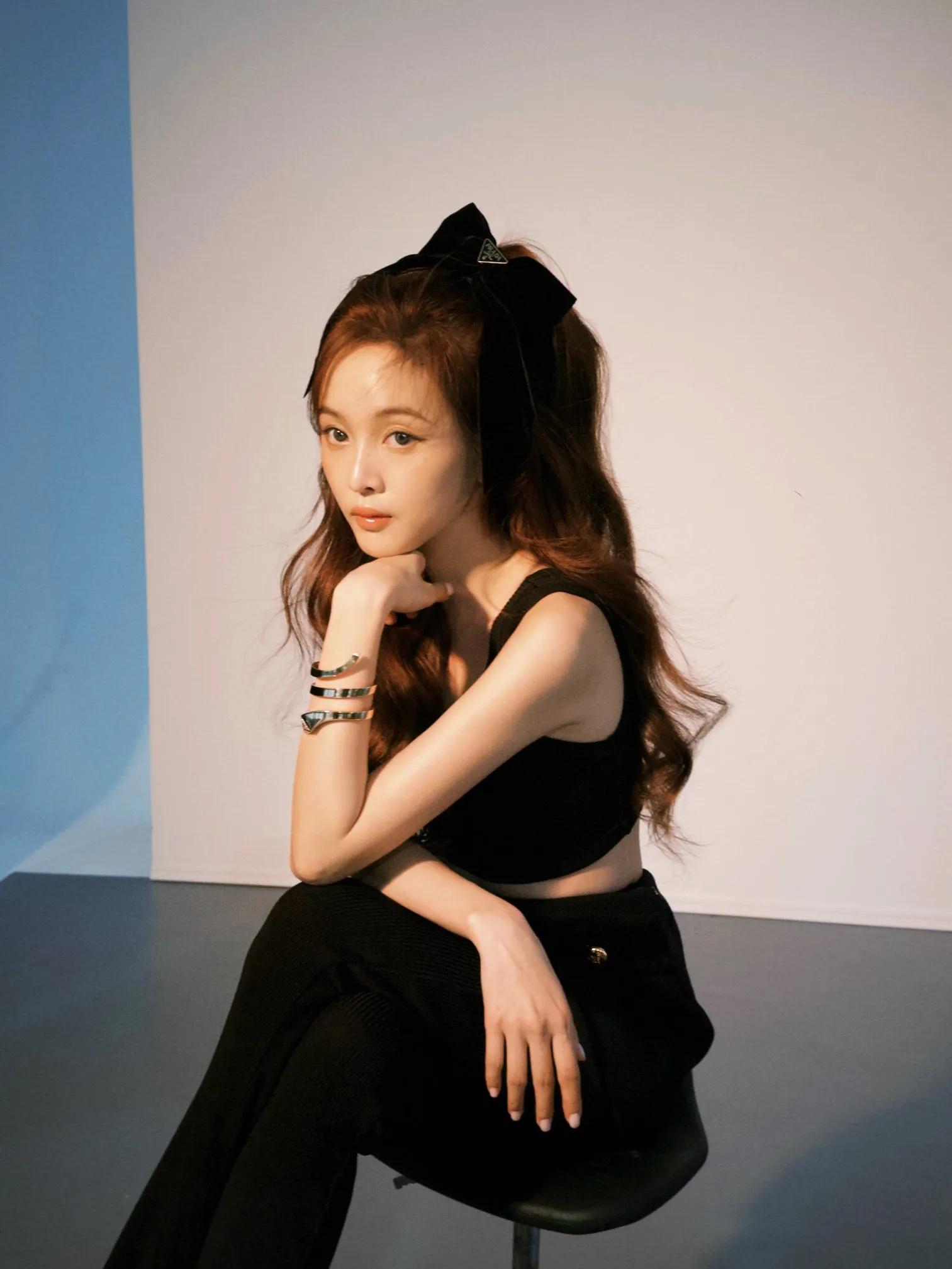 百变!吴宣仪杂志大片释出,一改甜酷女团风,温柔静谧更惊艳!