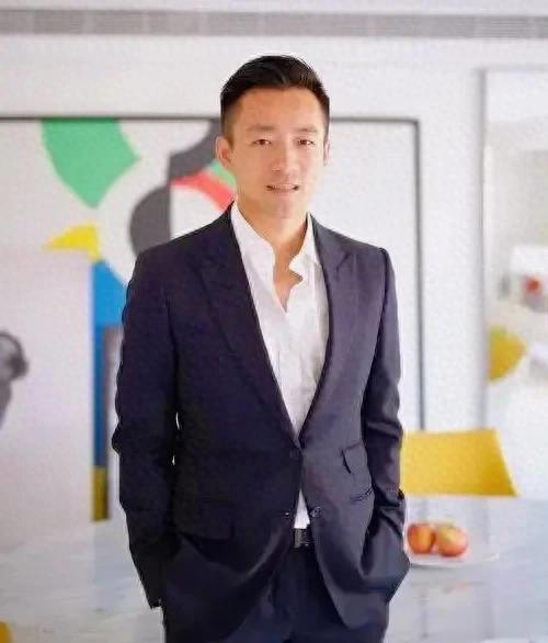 汪小菲厉害了！21号去北大演讲，为了马筱梅去拉了眼袋，真爱无疑