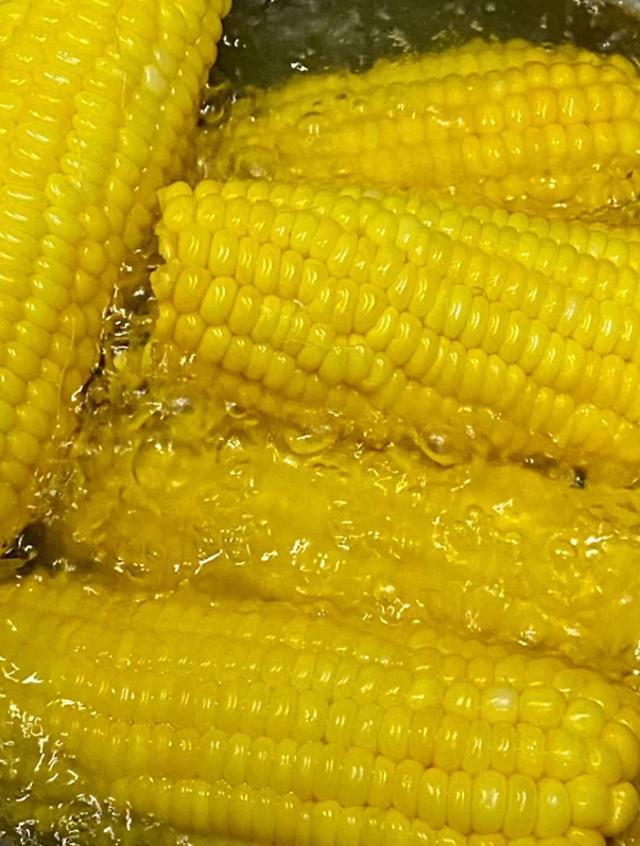煮玉米,放清水都外行,再多放两样,更香甜软糯,还能营养不流失