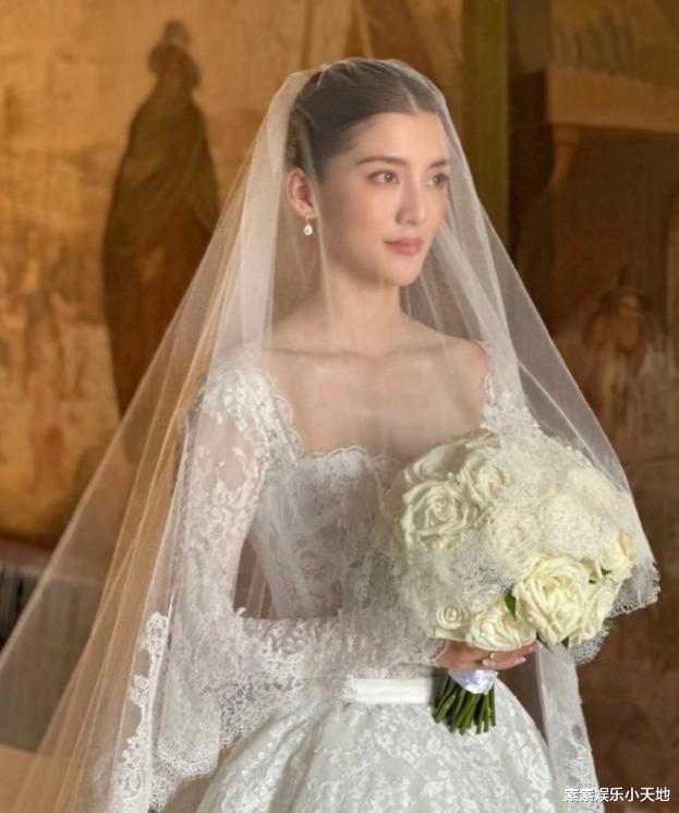 胡杏儿出席吴千语婚礼,富豪老公负责拍美照,女人们都特别幸福