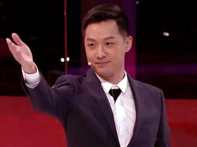 他是央视“学历最高”男主持，倪萍的接班人，娶演员妻子很幸福