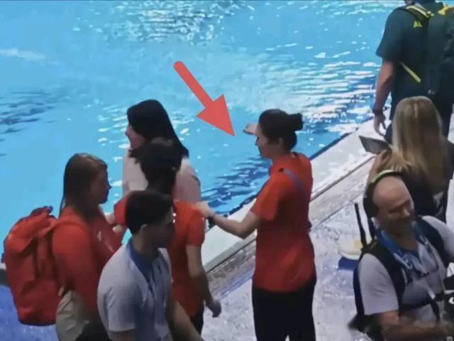 郭晶晶拒拥抱引热议，其实她做的很得体