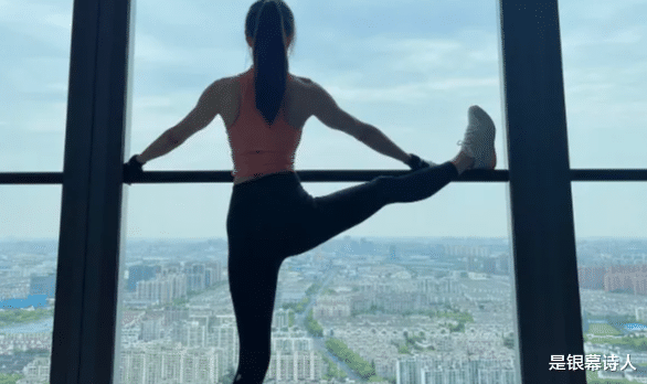 李若彤私密照曝光，身材太顶！网友：她都57了吗？说27我都信…