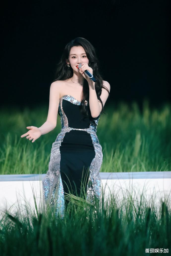 知名艺人苗苗直播“新赛道”,全程低头不说话,几十万人看热闹