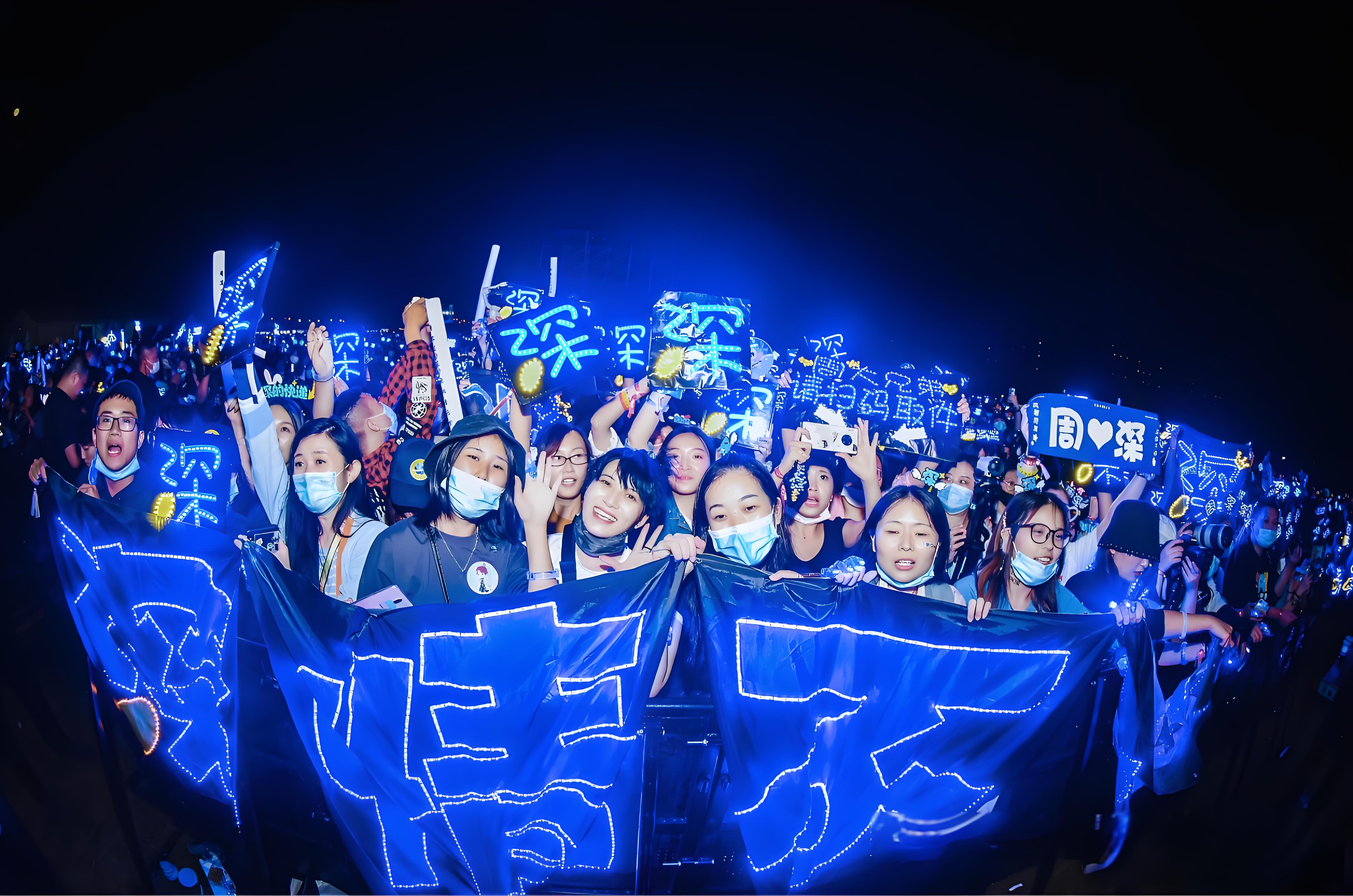 周深红馆人气爆棚，席卷璀璨金鹰夜、铸就音乐传奇