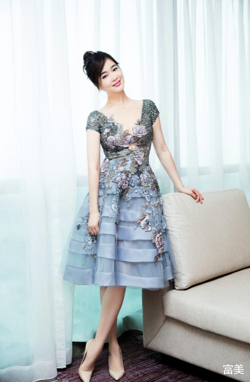 那鸟不知他是一只鸡,那马不知道他是一头驴,用在左小青很恰当