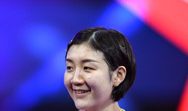 陈梦享受假期 跟周杰伦合影互赠礼物 珍珠项链一身奢侈品牌显贵气