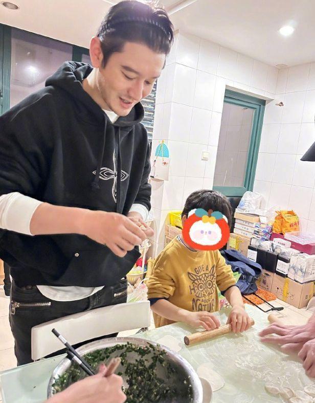 黄晓明中秋节晒全家福,小海绵陪爷爷奶奶过节,一家四口超幸福