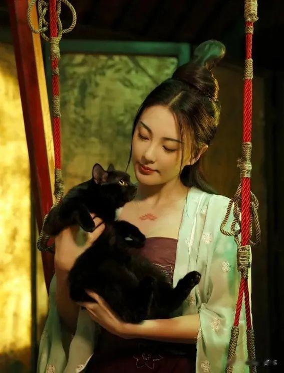 36岁张雨绮街头狂野?大胆牵手帅气小鲜肉恩爱同游并携子女亮相