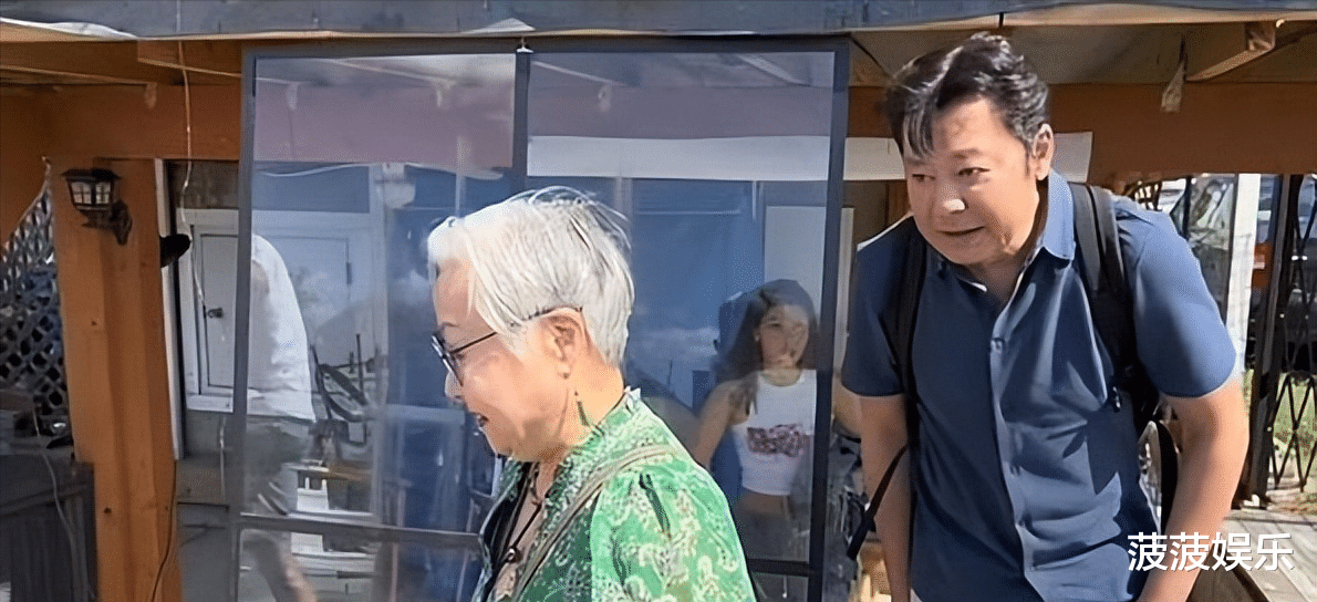 57岁戏骨全家定居在美国,拿着在中国赚的钱住豪宅还大赞国外风景