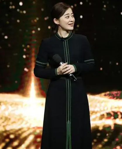 朱时茂30年前的春晚，谁注意到他身边的女孩？今火得一塌糊涂