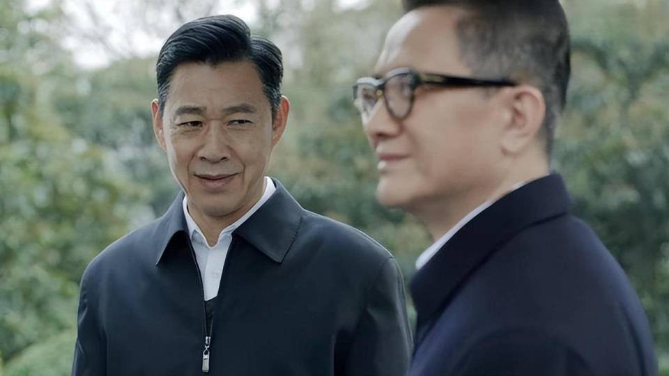 单位里，一个真实的人际交往潜规则：跟领导要暗中走得近，跟同事要明着关系好