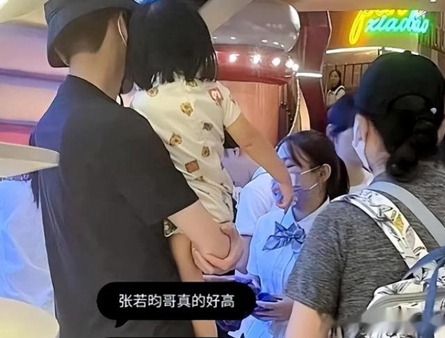 张若昀夫妇旅游被拍,唐艺昕头顶斑秃明显,张若昀素颜抽烟反差大