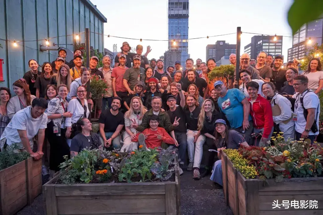 70岁成龙再战好莱坞！新片首曝海报，头发花白，他演隐藏功夫高手