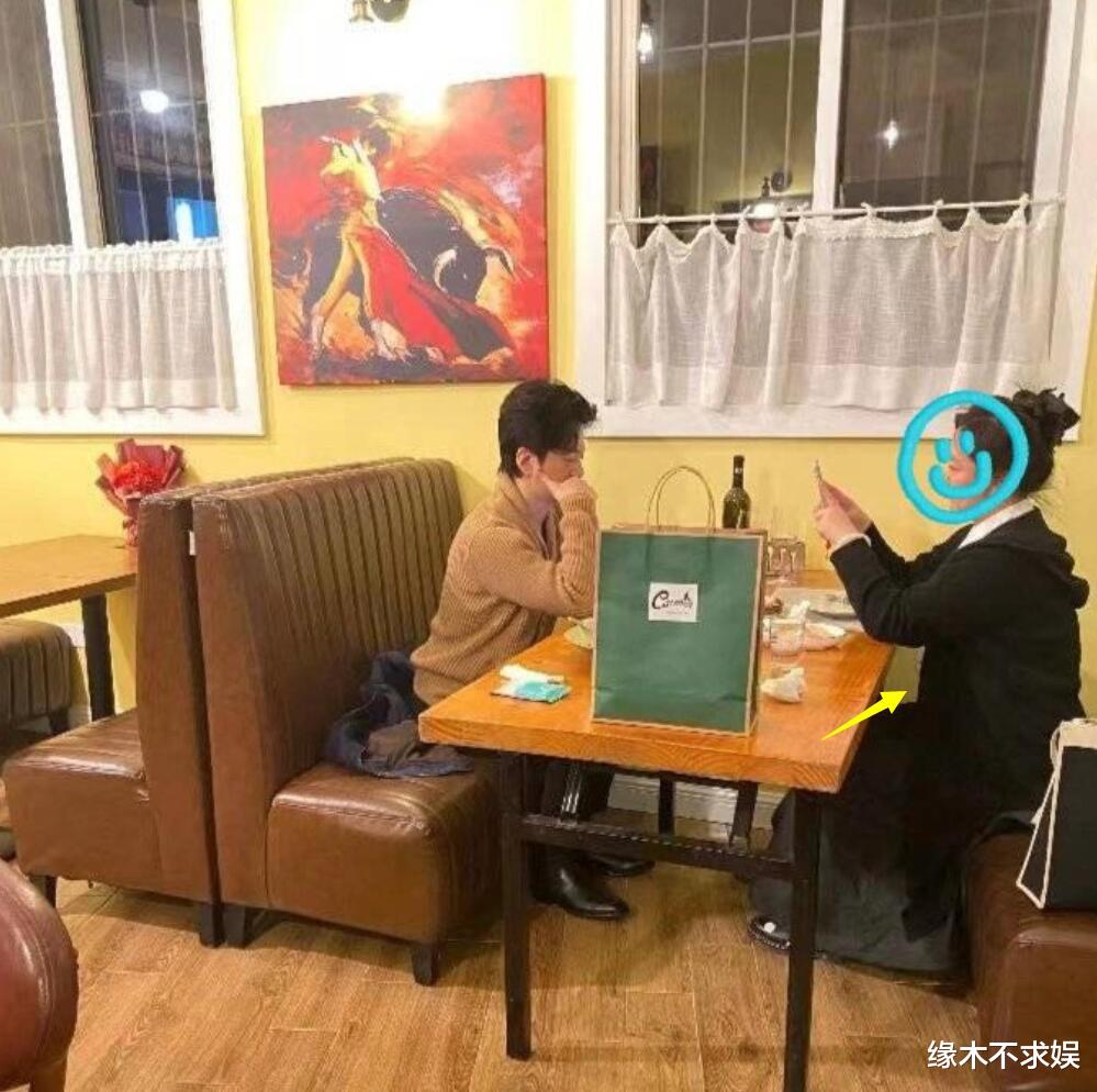 李健要当爸爸了？孟小蓓半年胖30斤疑怀孕，李健小心搀扶妻子！