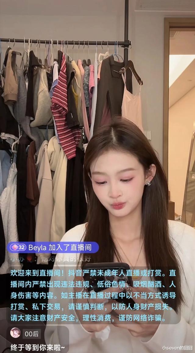 王思聪与黄一鸣旧照曝光，两人手牵手买母婴用品，女方小腹隆起