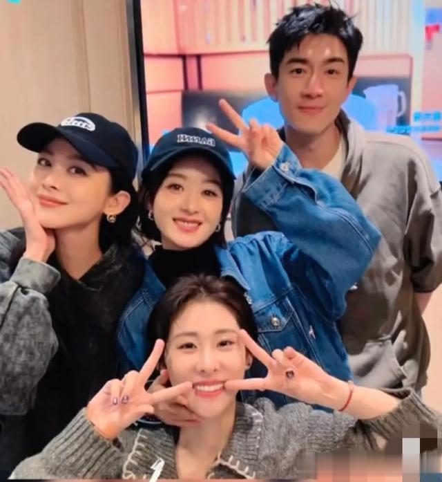 赵丽颖官宣好消息晒与王伊瑶张碧成合影林更新幸福的笑容溢出屏幕