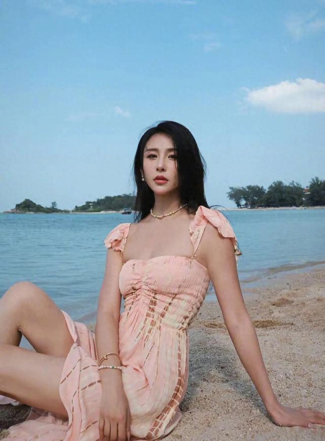 贾青那迷离的眼神非常吸引人