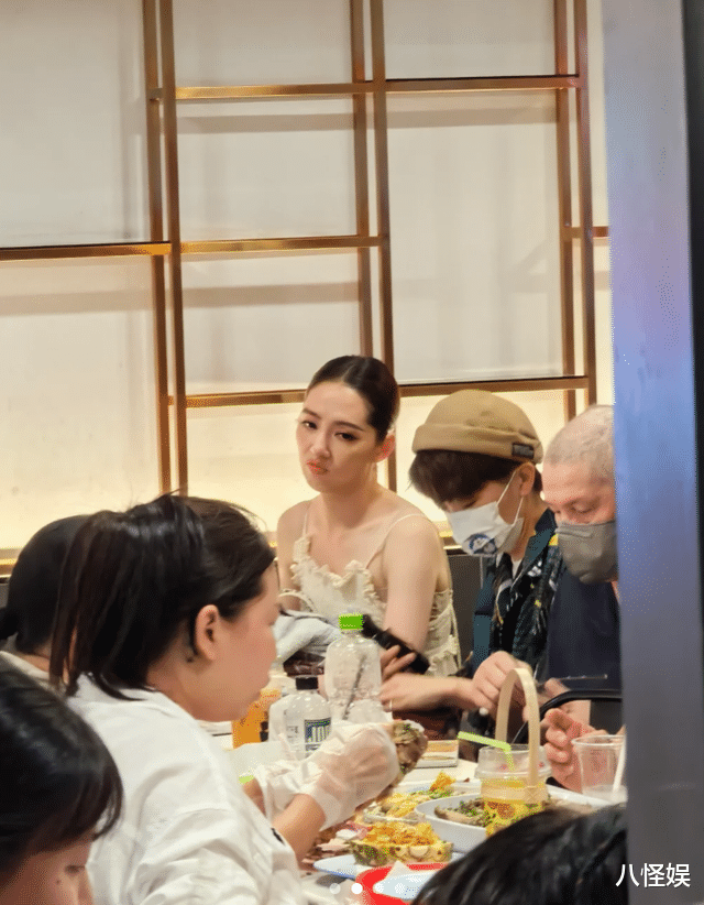 郭碧婷带家人逛泰国夜市,外甥露面超帅气,郭爸头发全白了变慈祥