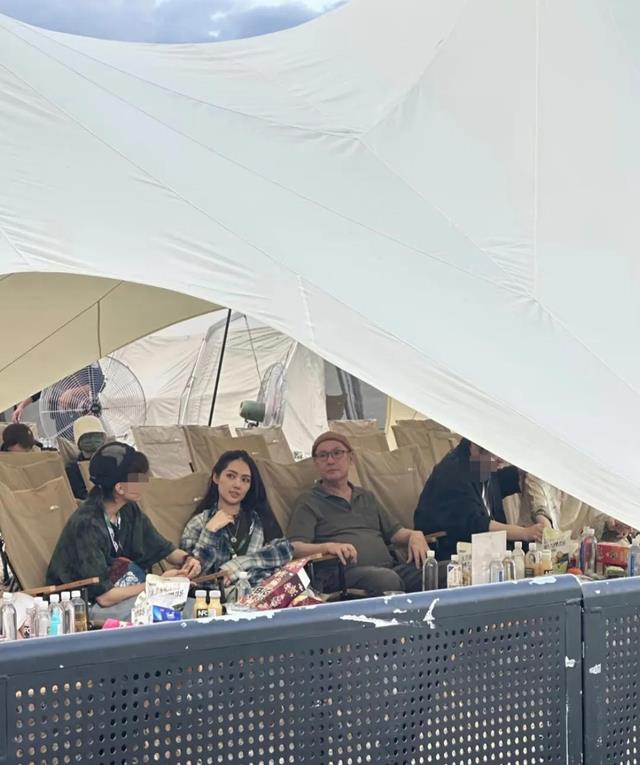 向太一家新加坡过年,和郭碧婷黏一起如亲母女,亲家公也同游