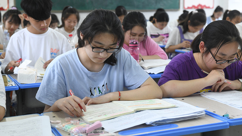 薪资不足1000元！高中“低价”招聘教师，完全不给师范生留面子