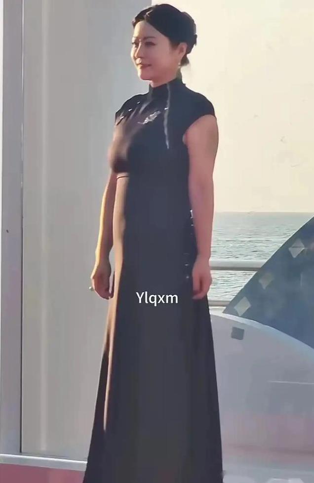 同样是中年演员的郝蕾撞上马伊琍时,一个被夸丰腴美,一个被说丑