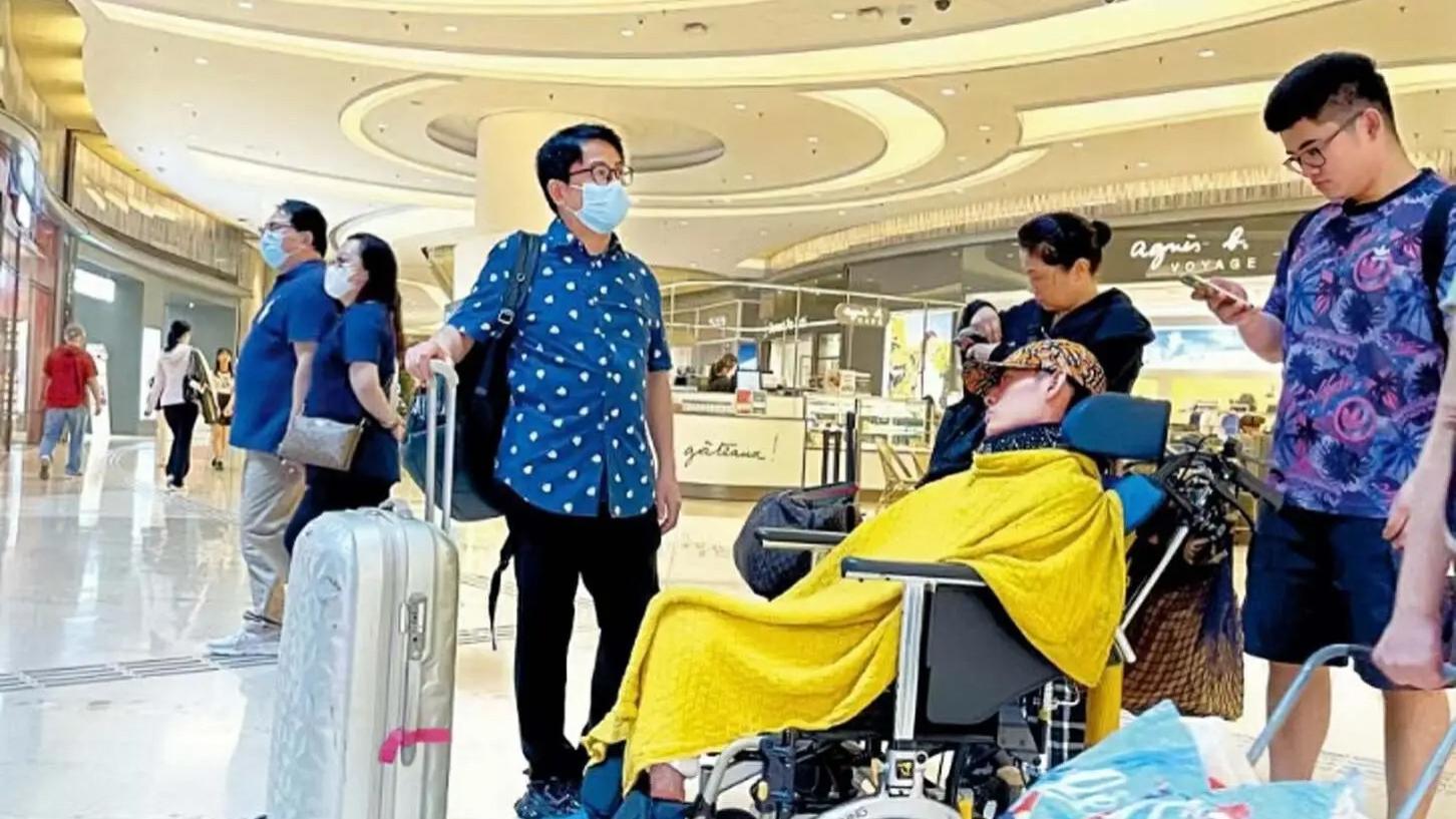 长子脑白质发育不全，医药费逾千万，香港男星为养家不断消费星爷