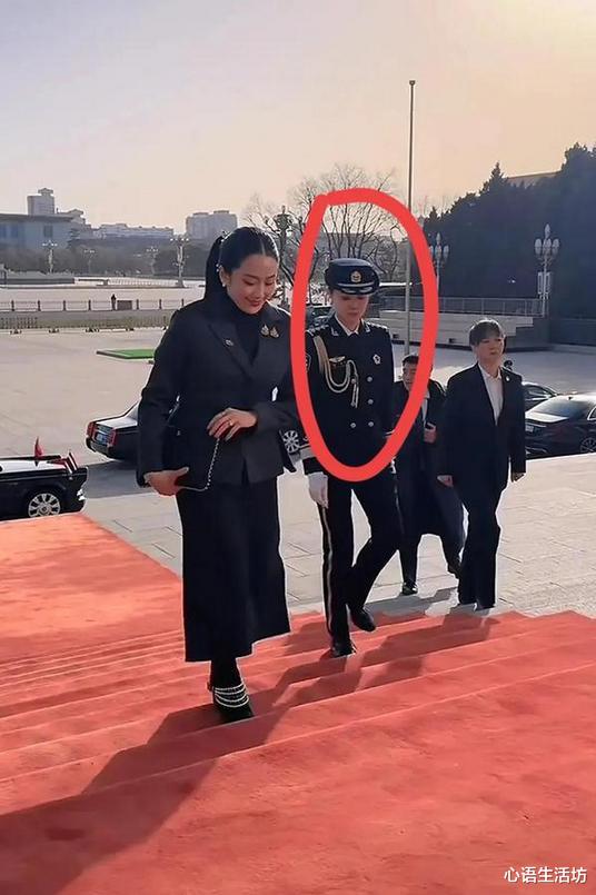 4天贴身护卫，佩通坦离开时与严月霞短暂交流，美女保镖露出笑容