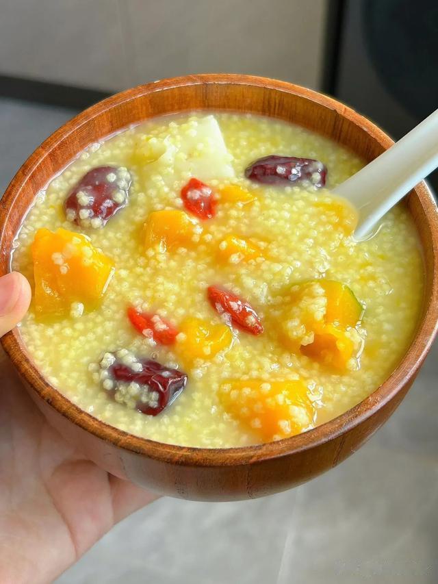 女人不要太节俭，有条件常吃这8样，皮肤光滑气色好