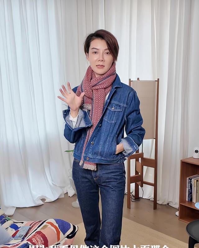 车晓晒照陪母亲过春节，小酌满脸通红，70岁王丽云满头黑发不显老