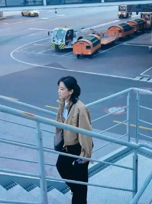 贾玲机场高冷照惊艳网友，那个爱笑的贾玲回不来了？过去的贾玲消失了！