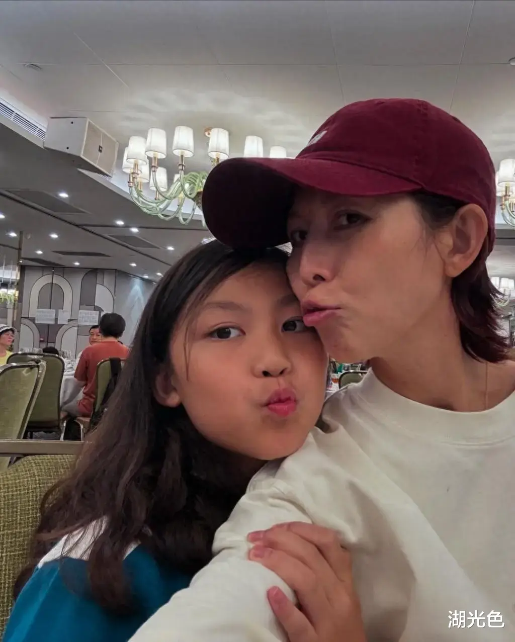 蔡少芬11岁女儿变成熟潮女!母女用一张脸,4岁儿子好动身手敏捷