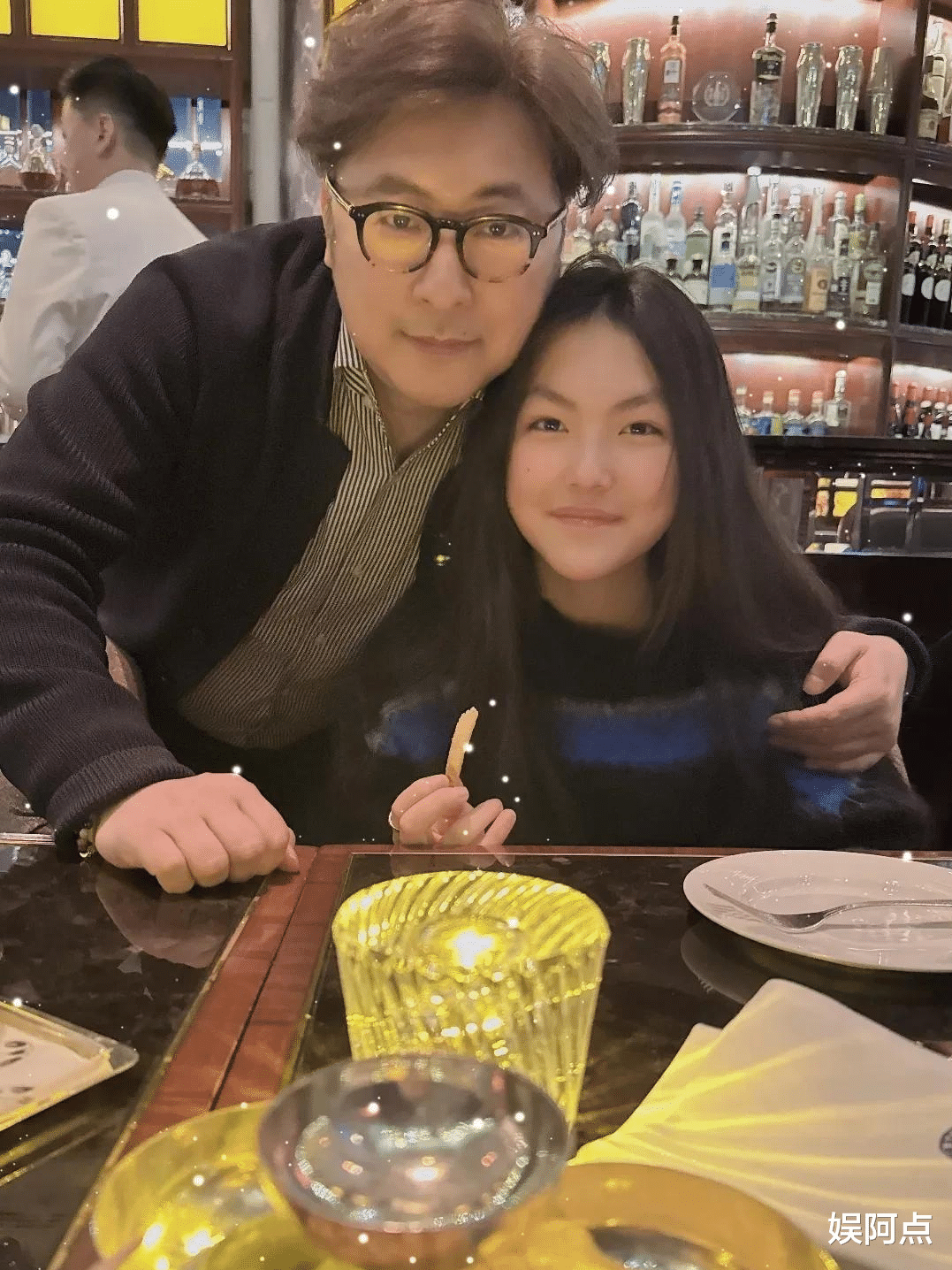 李湘“一家三口”去香港跨年,王诗龄一手戴2钻戒去酒吧太招摇!