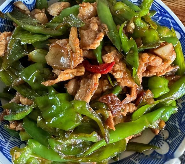 安徽小伙领对象回家，家里的午餐火了，网友：虽有鱼有虾却很寒酸