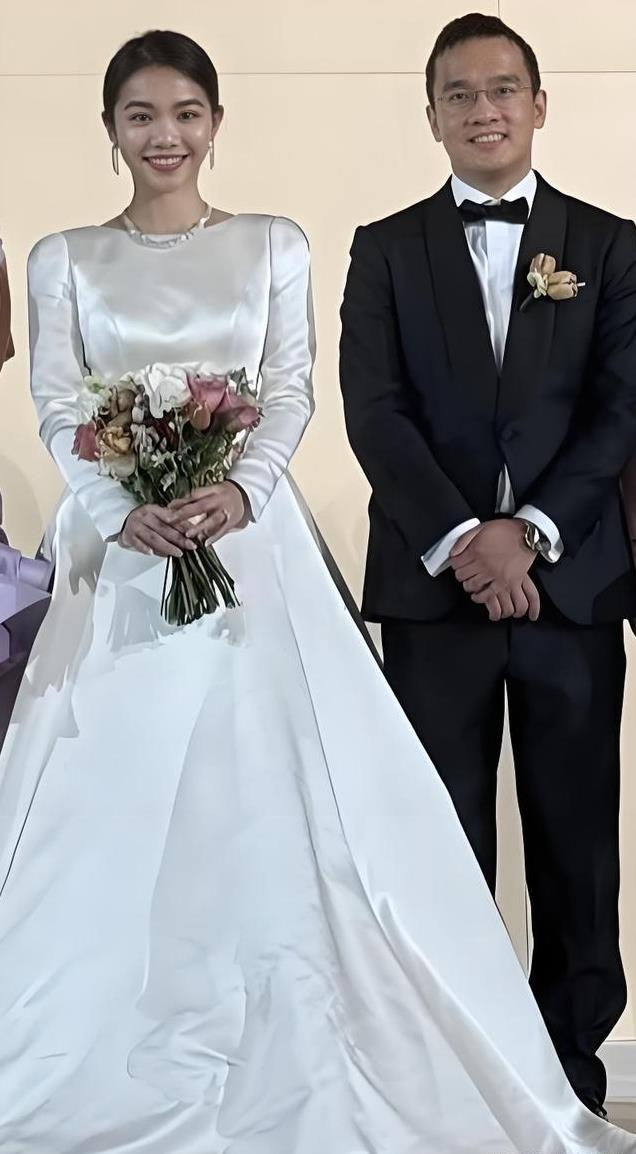 郑家内地媳妇身份曝光，原建行副行长黄毅之女，刚结婚父亲就去世