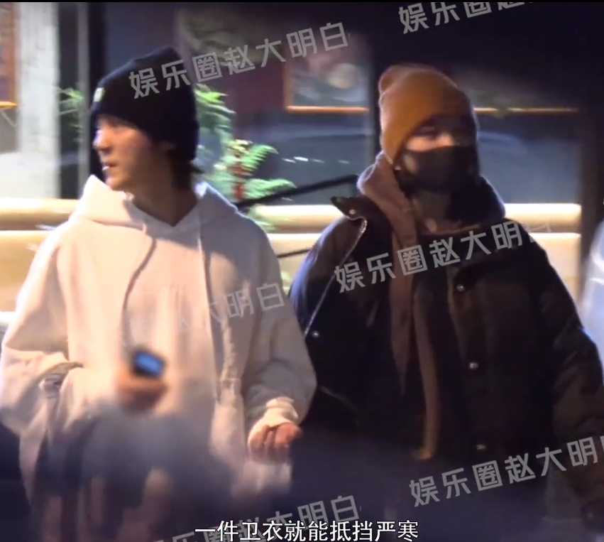 鹿晗关晓彤合体聚餐引热议,男方衣着单薄火力旺,同坐后排感情好