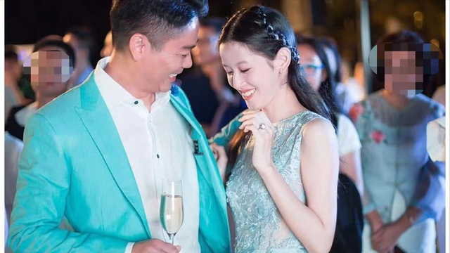 刘强东携娇妻章泽天现身巴黎奥运会,气场强大,8岁女儿身高瞩目