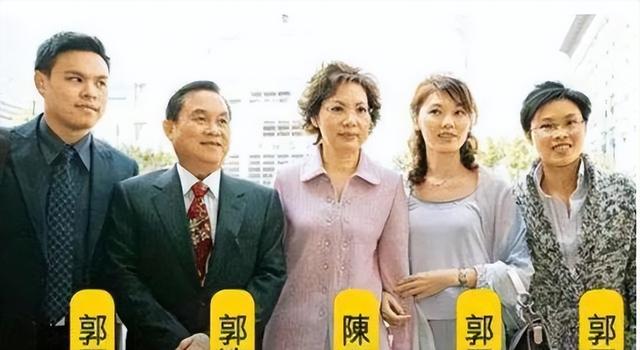 43岁熊黛林高调给老公庆生,小碎裙好温婉,老公手上金表价格不菲