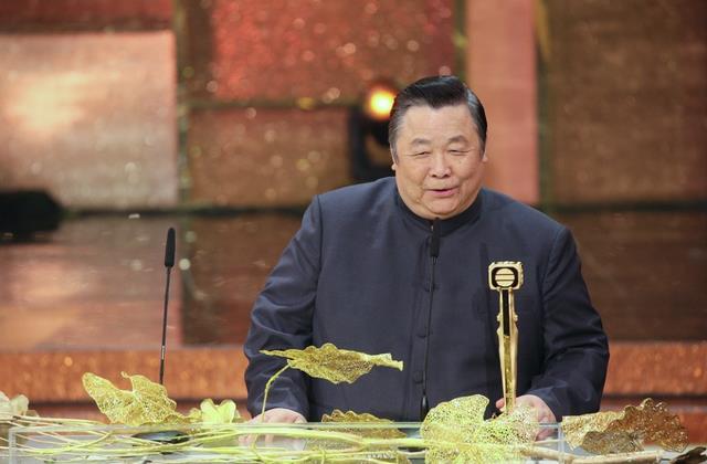 76岁老戏骨晚年凄凉,住养老院月领1.5万救济金,瘦54斤儿女不管