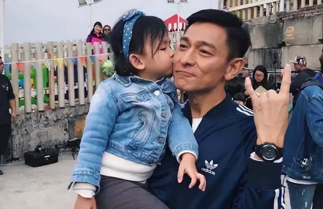 刘德华12岁女儿近照曝光，花5亿富养大的女儿，居然长成了这样…